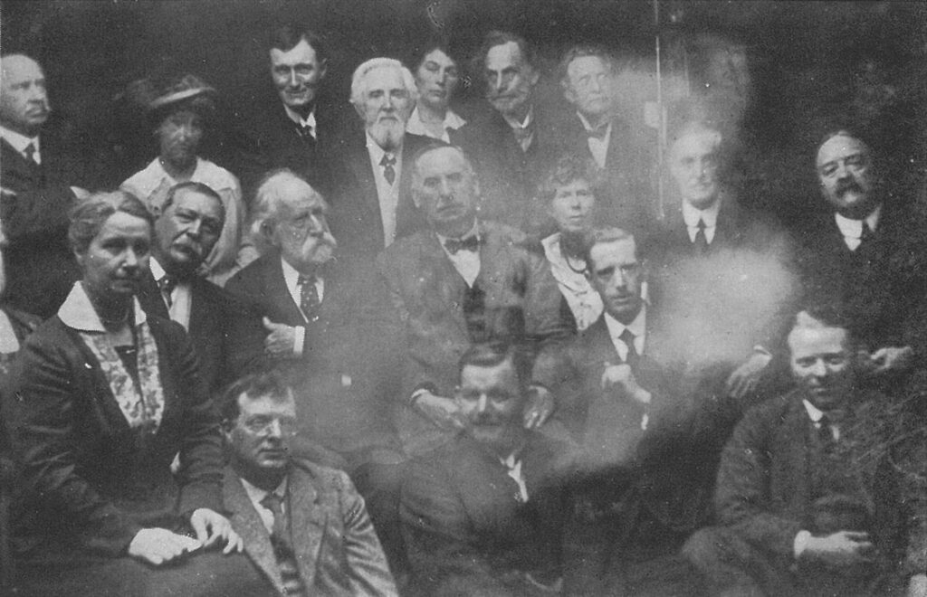 Arthur Conan Doyle y su esposa -a la izquierda– con el resto de los miembros de la Sociedad para el Estudio de las Imágenes Sobrenaturales y, en el centro, un rostro fantasmal girado 90 grados.