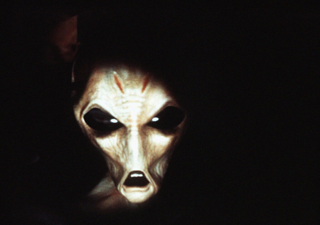 Fotograma de la serie ‘Cielo negro’ (1996-1997), alternativa de la NBC a ‘Expediente X’.