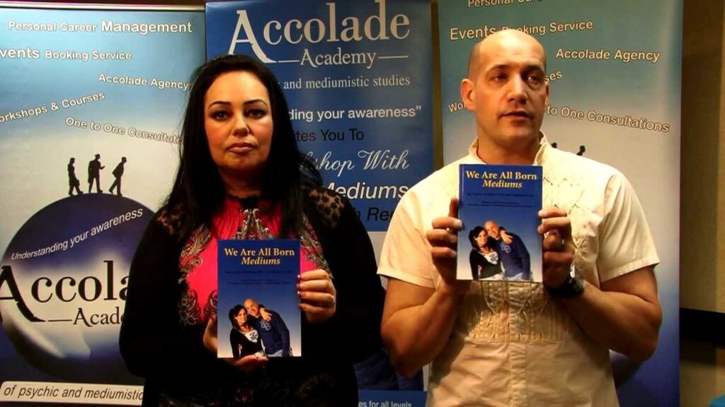 Los médiums galeses Deborah y Paul Rees.