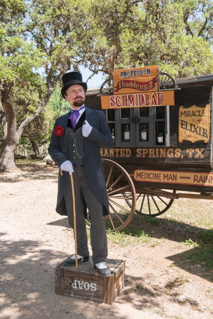 El profesor Thaddeus Schmidlap (interpretado por Ross Nelson), el vendedor ambulante del rancho Enchanted Springs y del parque temático Old West. Foto: Carol M. Highsmith / Biblioteca del Congreso de Estados Unidos.