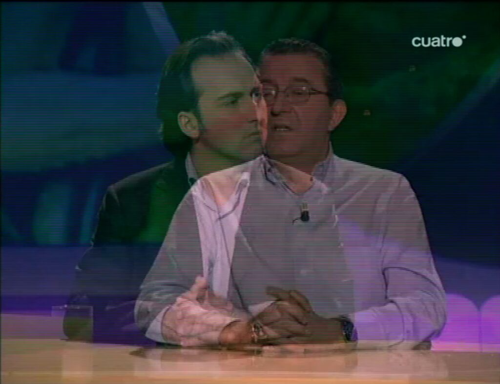 Iker JIménez escucha atentamente a Prudencio Muguruza en la primera entrega de ‘Cuarto milenio’, el 13 de noviembre de 2005. Foto: Cuatro.