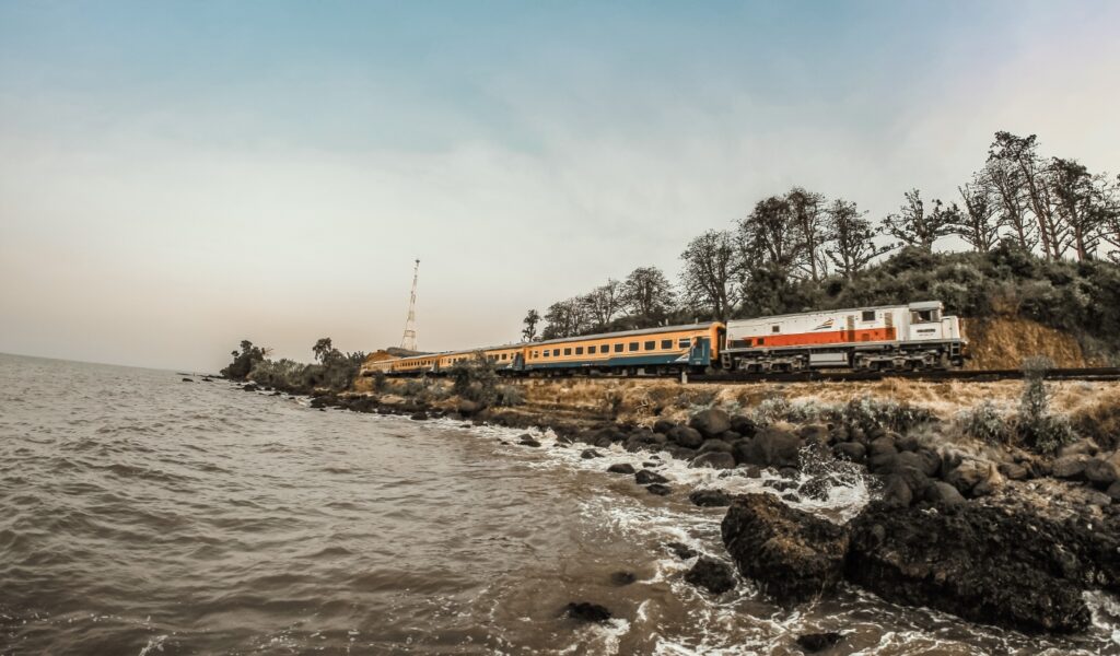 Un tren circula a orillas del mar de Java, en Indonesia. Foto: Ecoteee.